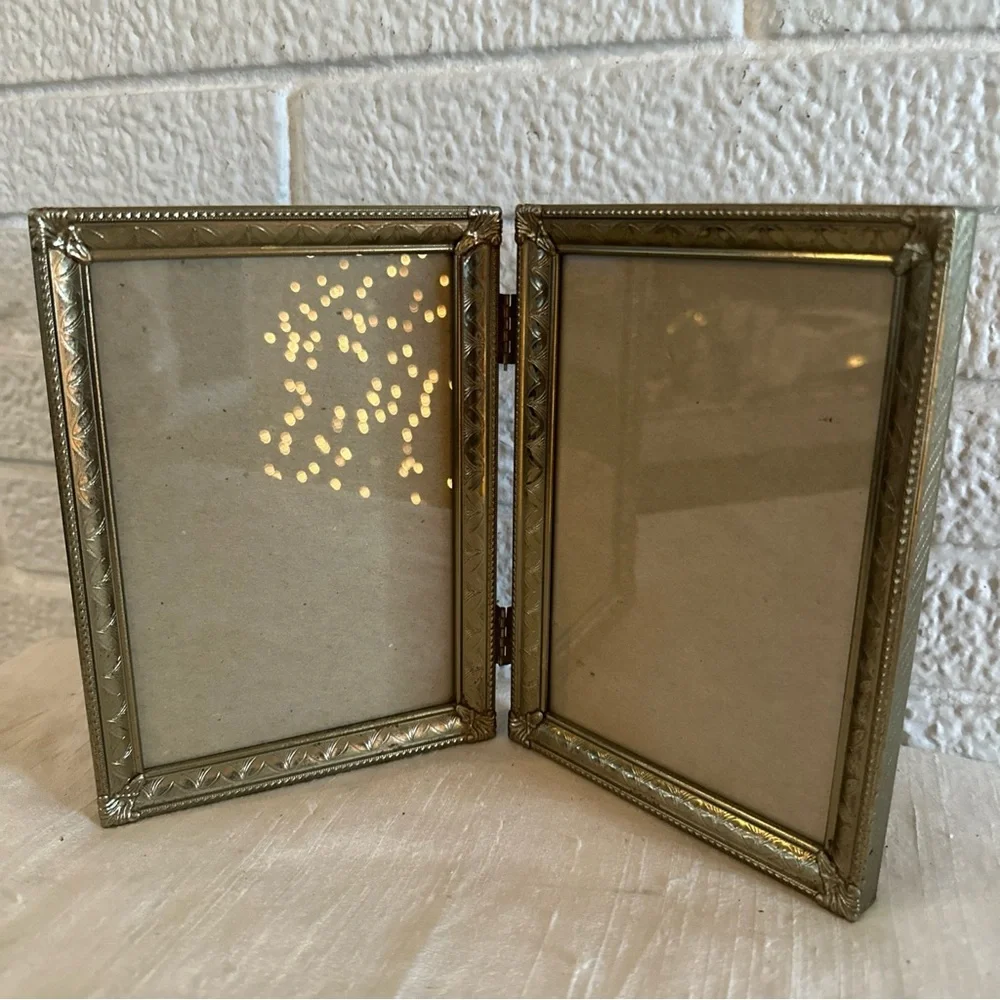 VINTAGE DANISH ORNATE GOLD BRASS BI-FOLD PICTURE FRAME 5X7 - Picture 3 of 7
